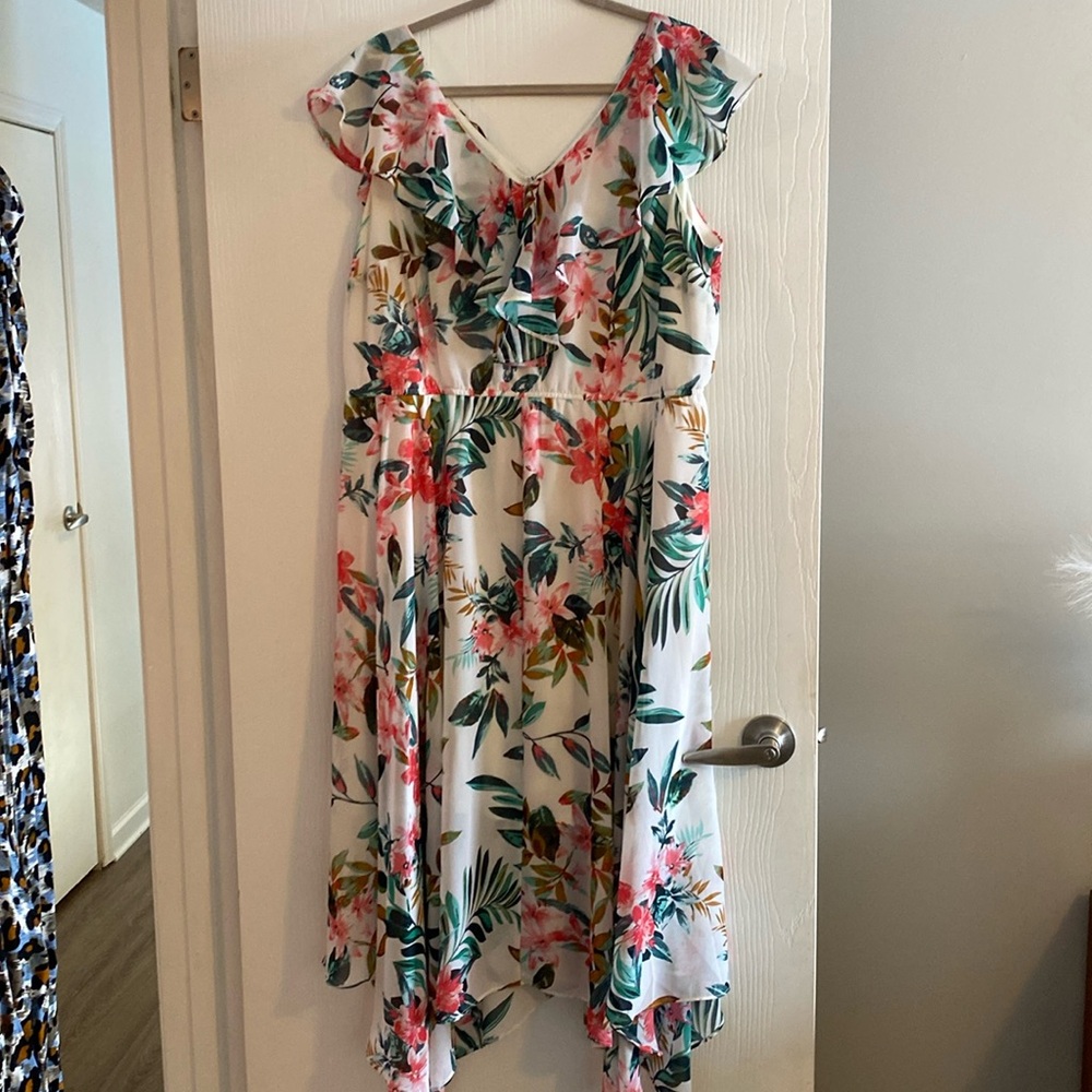 Summer flowy dress
Pink, brown, greens
Ruffle neckline and cap sleeves